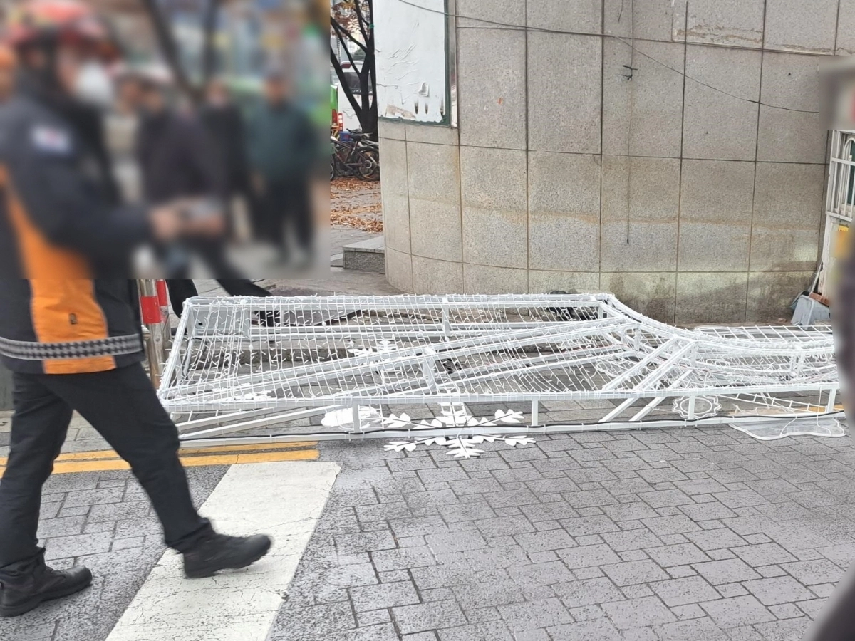 25일 부산에 강풍이 분 탓에  사하구 하단동 번화가에 설치 중이던 크리스마스 장식 구조물이 떨어져 있다. 부산경찰청 제공