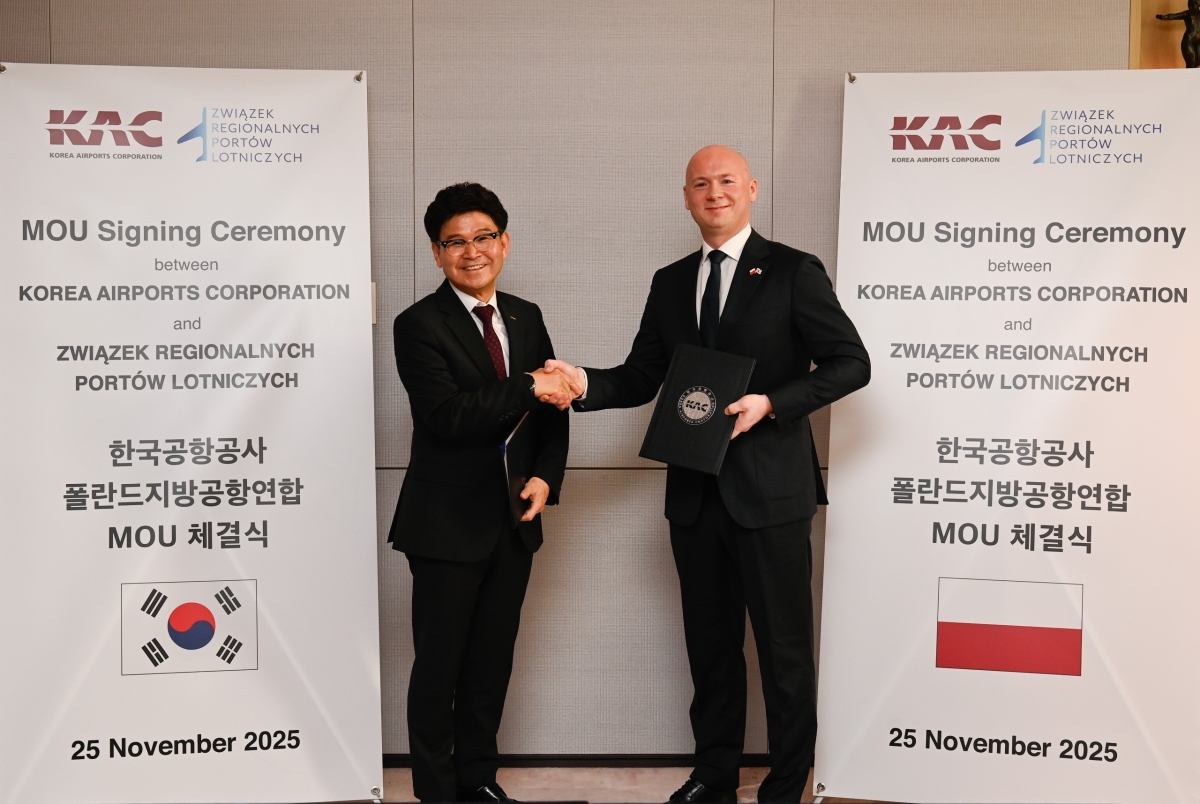 이정기 한국공항공사 사장직무대행과 카롤프시바라 브로츠와프공항 사장이 25일 부산 시그니엘에서 열린 ‘한국공항공사-폴란드 지방공항연합, 지역공항 경쟁력 강화 위한 협력 협약식’에서 협약을 마친 뒤 기념 촬영하고 있다. 2025.11.25 한국공항공사 제공