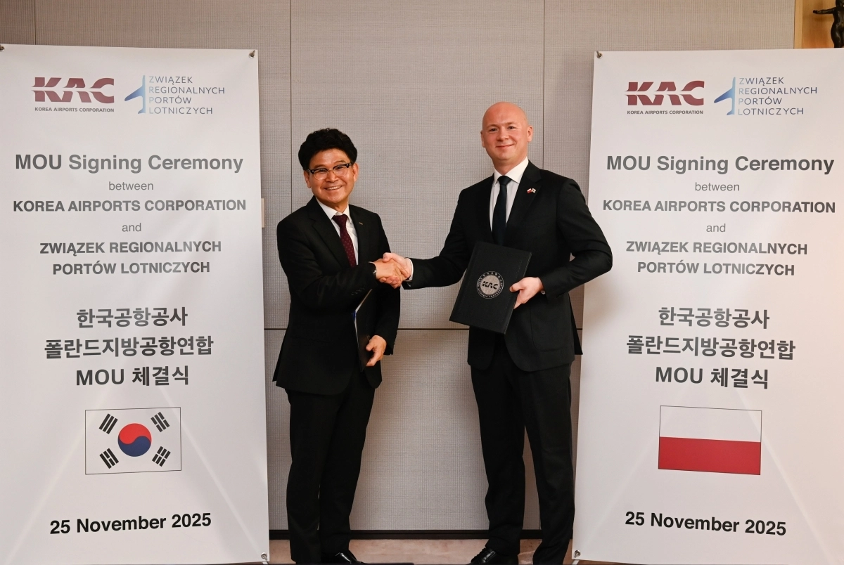이정기 한국공항공사 사장직무대행과 카롤프시바라 브로츠와프공항 사장이 25일 부산 시그니엘에서 열린 ‘한국공항공사-폴란드 지방공항연합, 지역공항 경쟁력 강화 위한 협력 협약식’에서 협약을 마친 뒤 기념 촬영하고 있다. 2025.11.25 한국공항공사 제공