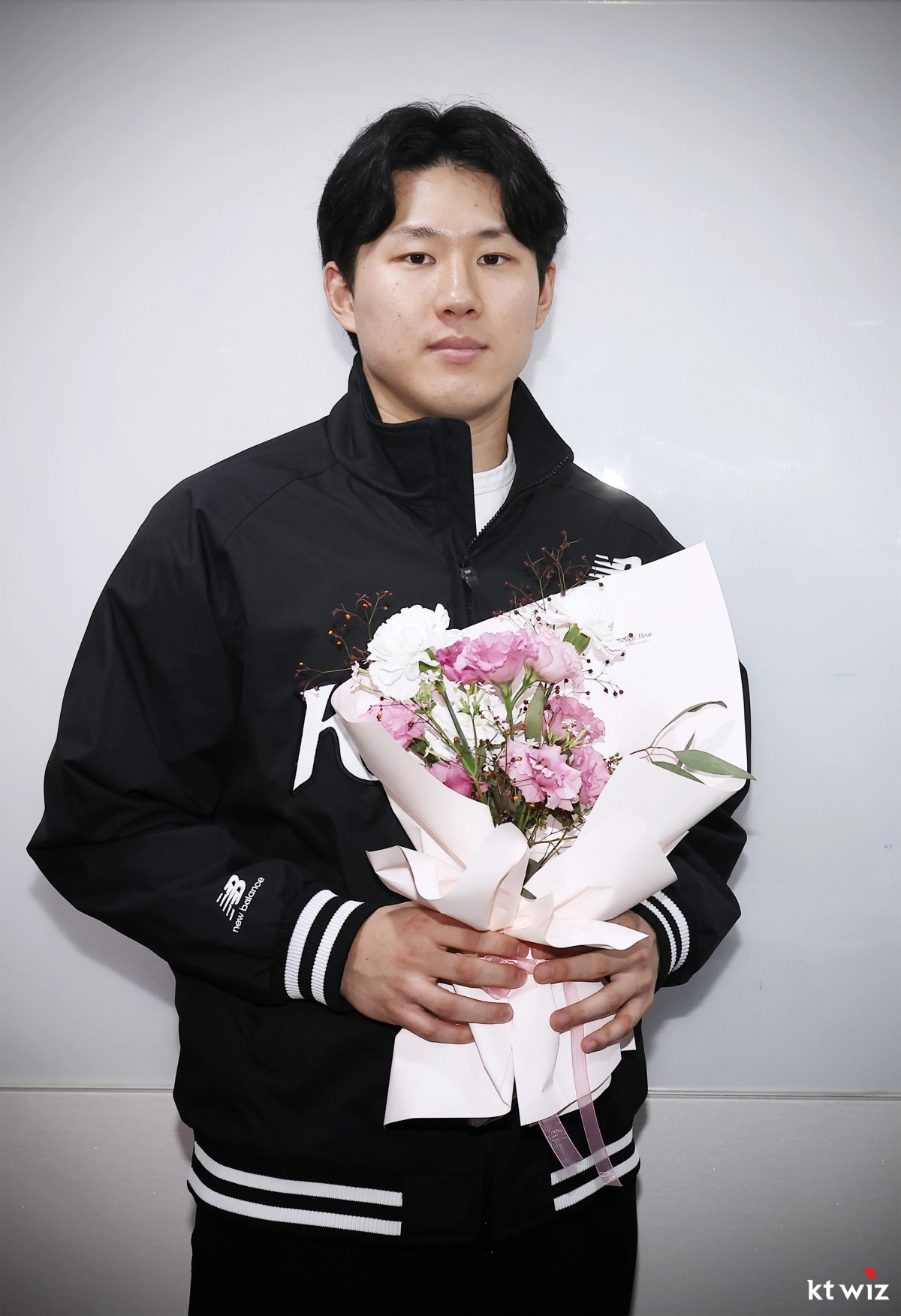 kt 위즈가 25일 자유계약선수(FA) 최원준과 4년 최대 48억원(계약금 22억원, 연봉 20억원, 인센티브 6억원)에 계약했다고 밝혔다. kt 위즈 제공