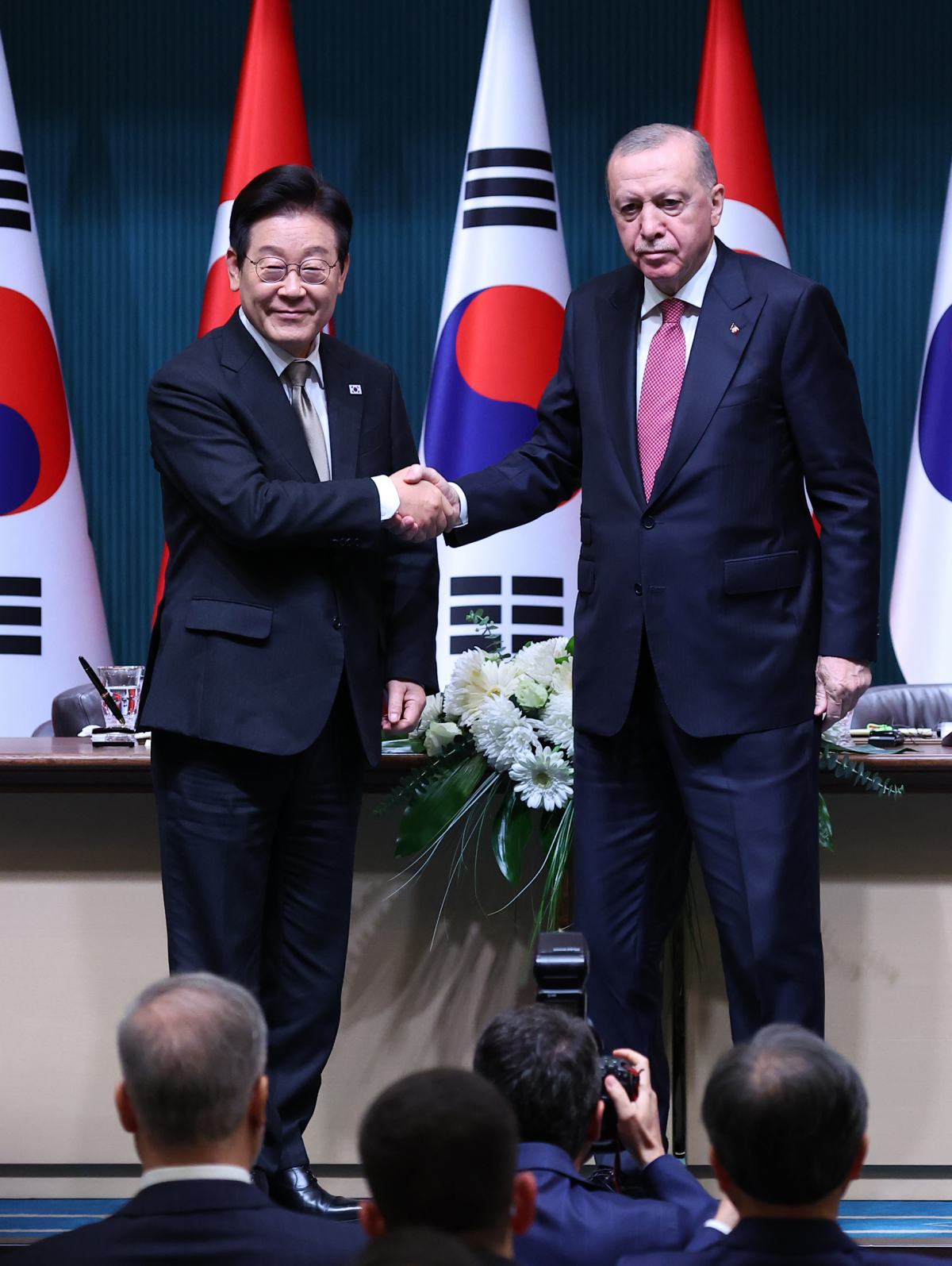 이재명 대통령과 레제프 타이이프 에르도안 튀르키예 대통령이 24일(현지시간) 앙카라 대통령궁에서 공동언론발표를 마친 뒤 악수하고 있다. 연합뉴스