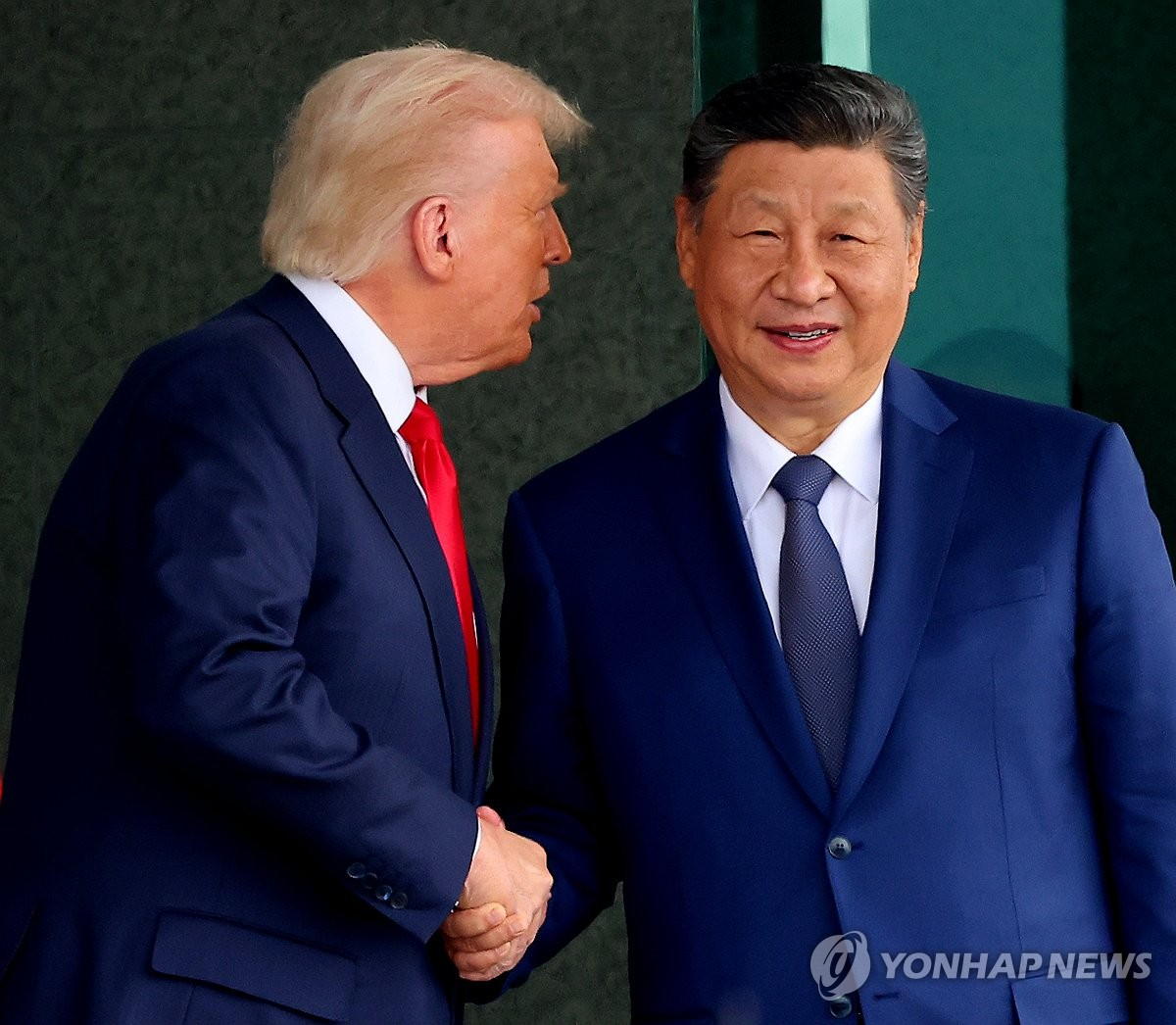 도널드 트럼프(왼쪽) 미국 대통령이 내년 4월 중국을 방문해 시진핑(오른쪽) 중국 국가주석과 만난다. 미중 정상 간 셔틀외교 복원을 통해 양국 간 쌓인 갈등이 얼마나 해소될지 주목된다. 사진은 지난 9월 30일 부산 김해공군기지 의전실 나래마루에서 미중 정상회담을 한 뒤 회담장을 나서며 대화하는 트럼프 대통령과 시 주석.  부산 연합뉴스