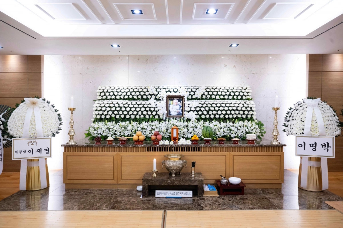 25일 서울 송파구 풍납동 서울아산병원 장례식장에 마련된 배우 이순재의 빈소에 이재명 대통령과 이명박 전 대통령 명의의 근조화환이 놓여져 있다. 2025.11.25 뉴시스