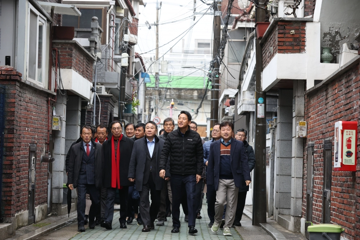 오세훈(오른쪽 두 번째) 서울시장이 25일 서울 중랑구 중화동 모아타운 현장을 찾아 주민들과 사업 추진 현황을 점검하고 있다. 연합뉴스