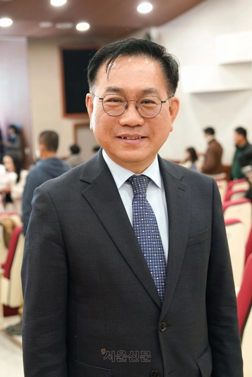 길강묵 법무부 광주출입국·외국인사무소장이 25일 서울신문과의 인터뷰에서 이주민 106명에게 대한민국 국적증서 수여식을 조선대에서 개최한 상징성을 설명하고 있다.