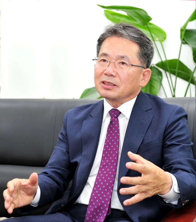 김진열 대구 군위군수가 25일 서울신문과의 인터뷰에서 군위형 마을만들기 사업에 대해 설명하고 있다. 군위군 제공