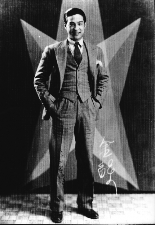 중국 상하이에서 활동하며 조선인 ‘영화 황제’로 불렸던 배우 김염을 비롯한 조선 영화인들의 작품세계를 조명하는 전시가 인천 한국이민사박물관에서 내년 2월까지 열린다. 20대 시절 김염이 한 사진관에서 촬영한 것(사진)을 비롯해 김염이 활동하던 시절의 다양한 모습을 담고 있다. 박규원 작가 제공