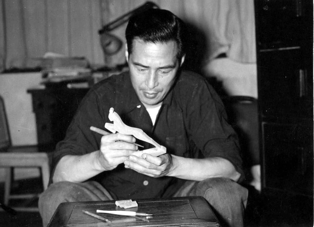 중국 상하이에서 활동하며 조선인 ‘영화 황제’로 불렸던 배우 김염을 비롯한 조선 영화인들의 작품세계를 조명하는 전시가 인천 한국이민사박물관에서 내년 2월까지 열린다. 사진은 다방면에 재주가 있었던 김염이 목공예를 하고 있는 모습. 박규원 작가 제공