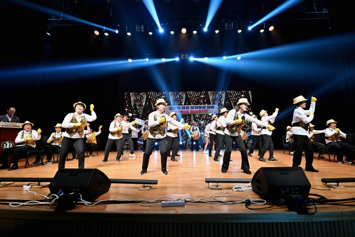 ‘2025 대구 군위군 행복마을 콘테스트’에서 군위읍 대북1리 마을 주민들이 무대에서 춤 실력을 뽐내고 있다. 군위군 제공