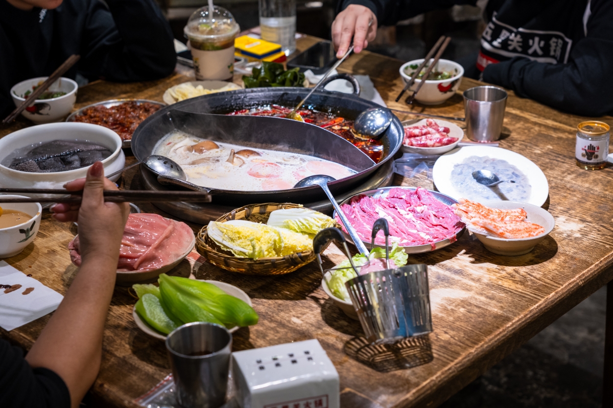 쓰촨에서는 훠거 홍탕이 기본적이지만 백탕을 함께 먹기도 한다. 백탕은 쓰촨이 아닌 동북 지방에서 유래했으며, 국물을 먹지 않는 홍탕에 비해 백탕은 국물도 함께 마신다.