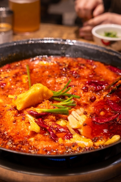 홍탕의 모습. 제대로 된 쓰촨식 홍탕은 50% 이상이 기름으로 구성돼 있다.