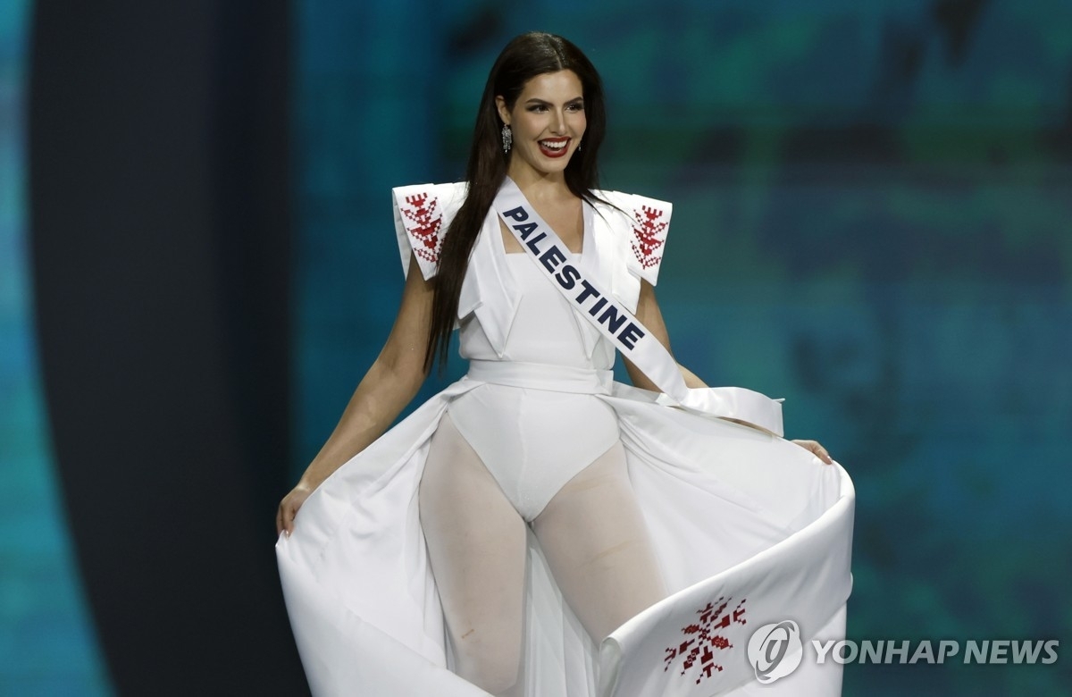 지난 21일(현지시간) 미스 유니버스 무대에 선 미스 팔레스타인 나딘 아유브. EPA 연합뉴스