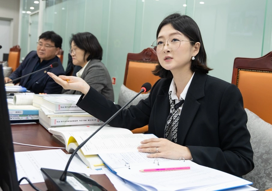 장윤정 의원이 24일 열린 2025년도 경기도교육청 예산안 심사에서 질의하고 있다.(사진=경기도의회)