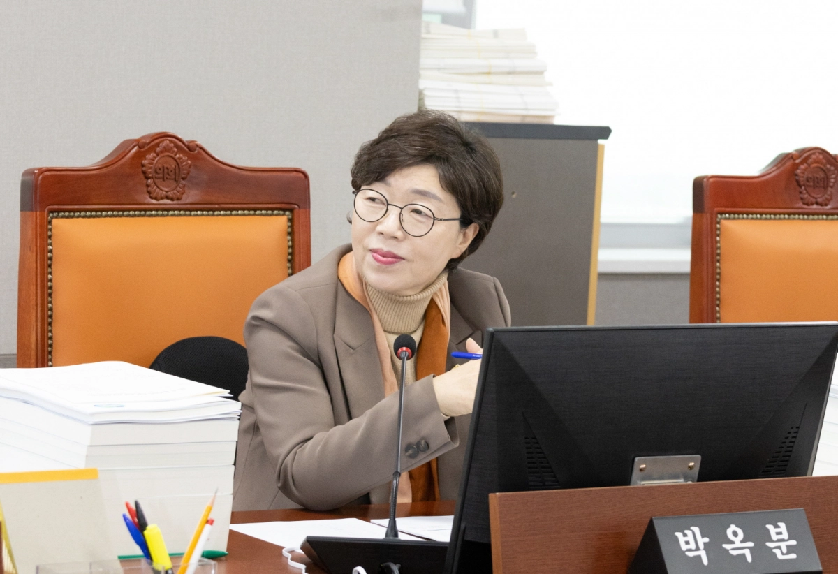 박옥분 의원이 25일 2026년 본예산 및 제3차 추경 심사에서 질의하고 있다.(사진=경기도의회)