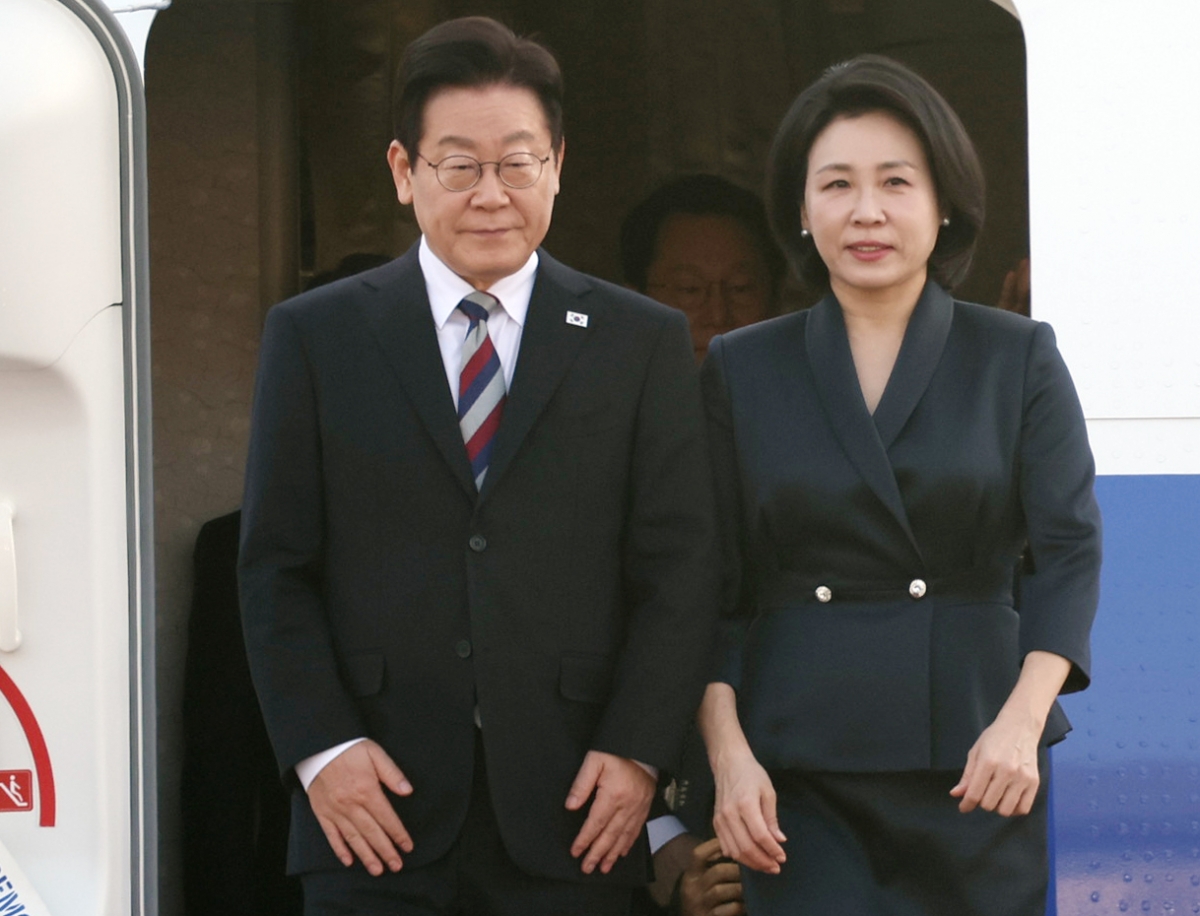 주요 20개국(G20) 정상회의 참석을 계기로 아프리카·중동 4개국 순방을 마친 이재명 대통령과 김혜경 여사가 26일 성남 서울공항에 도착한 공군 1호기에서 내리고 있다. 2025.11.26 연합뉴스