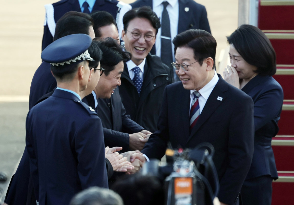 주요 20개국(G20) 정상회의 참석을 계기로 아프리카·중동 4개국 순방을 마치고 귀국한 이재명 대통령이 26일 성남 서울공항에서 김민석 국무총리, 강훈식 대통령비서실장 등과 악수하고 있다. 2025.11.26 연합뉴스