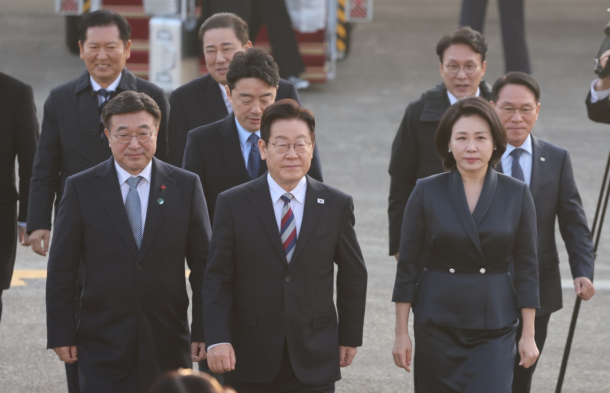 주요 20개국(G20) 정상회의 참석을 계기로 아프리카·중동 4개국 순방을 마치고 귀국한 이재명 대통령과 김혜경 여사가 26일 성남 서울공항에서 차량으로 이동하고 있다. 2025.11.26 연합뉴스