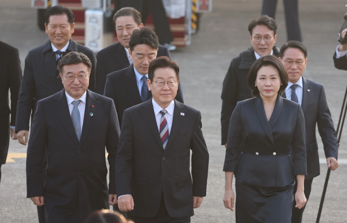 주요 20개국(G20) 정상회의 참석을 계기로 아프리카·중동 4개국 순방을 마치고 귀국한 이재명 대통령과 김혜경 여사가 26일 성남 서울공항에서 차량으로 이동하고 있다. 2025.11.26 연합뉴스