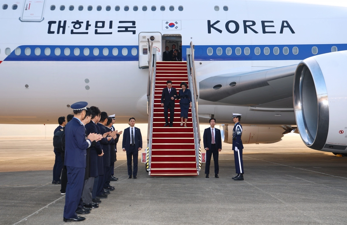 주요 20개국(G20) 정상회의 참석을 계기로 아프리카·중동 4개국 순방을 마친 이재명 대통령과 김혜경 여사가 26일 성남 서울공항에 도착한 공군 1호기에서 내리고 있다. 2025.11.26 연합뉴스