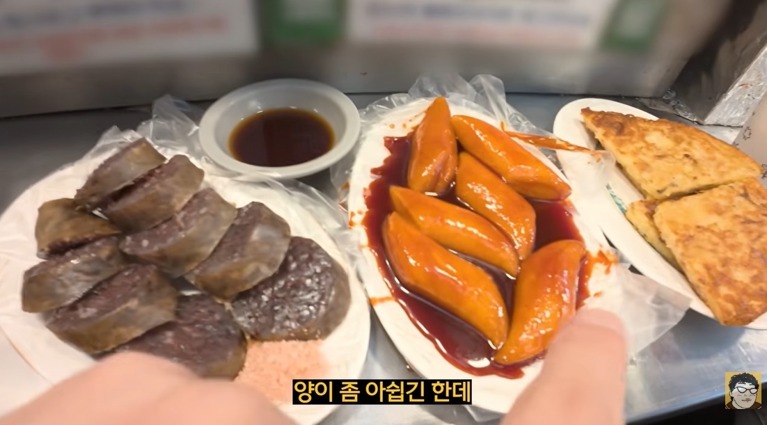 서울 종로구 광장시장의 한 분식 노점에서 판매하는 떡볶이와 순대, 빈대떡. 총 1만 6000원이었다. 자료 : 유튜브 ‘규보의 대충대충’