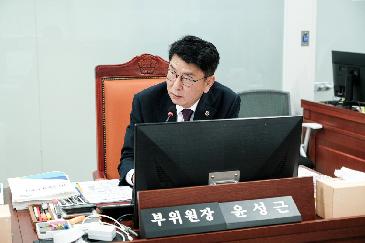 윤성근 의원이 25일 자치행정국 2026년도 본예산 심사에서 질의하고 있다.(사진=경기도의회)
