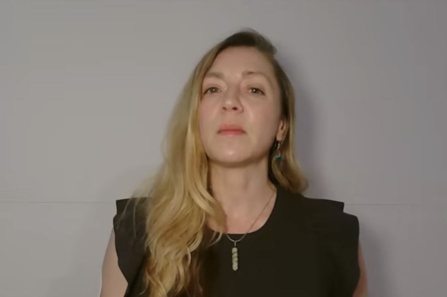 악명 높은 종교 집단 ‘신의 아이들’의 창시자 데이비드 버그에 의해 세 살 나이로 결혼을 강요당한 세레나 켈리가 18년간의 학대 경험을 공개했다. 유튜브 캡처