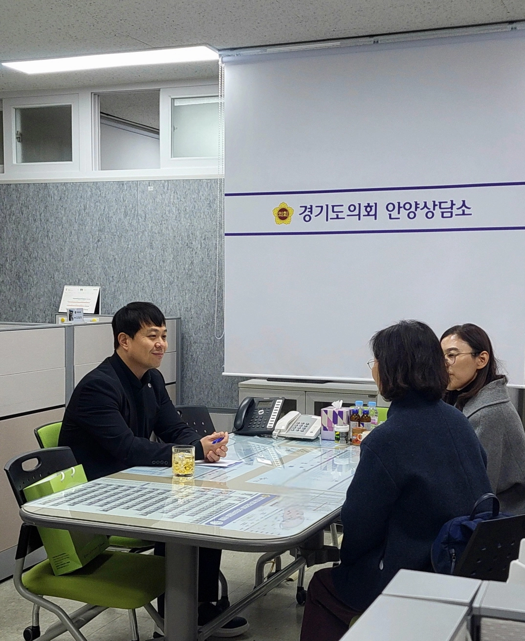 유영일 의원이 25일 의회 안양상담소에서 안양과천군포의왕YWCA 이규숙 사무총장, 안양시청소년성문화센터 박현숙 센터장과 이동형 센터의 고정형 센터 전환 논의를 하고 있다.(사진=경기도의회)