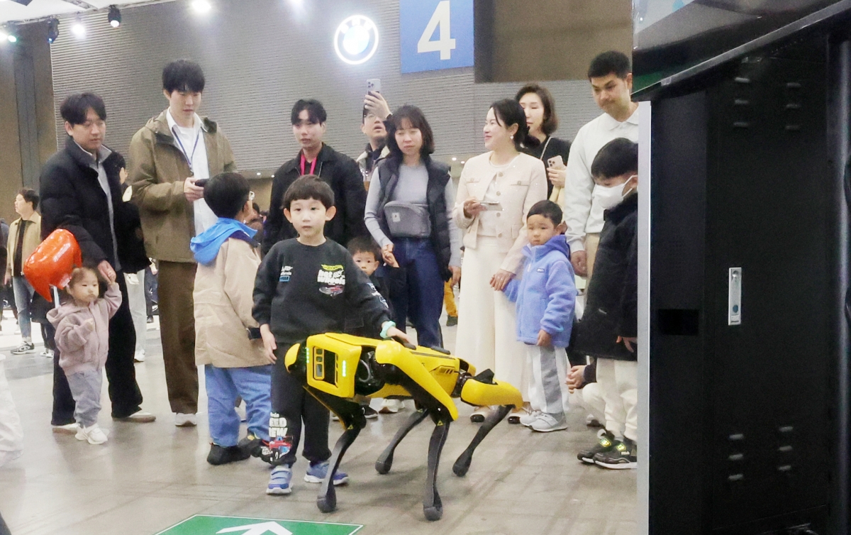 제주도가  ‘AI 유스 페스티벌’을 오는 12월 4일 한라대학교 컨벤션센터에서 연다. 사진은 지난 4월 6일 경기도 고양시 킨텍스에서 열린 ‘2025 서울모빌리티쇼’에서 전시장을 누비는 4족 로봇의 모습. 연합뉴스