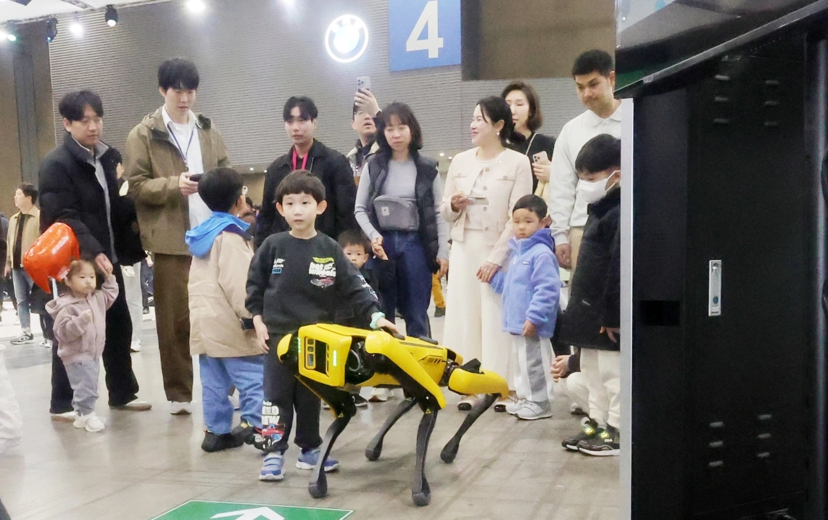 제주도가  ‘AI 유스 페스티벌’을 오는 12월 4일 한라대학교 컨벤션센터에서 연다. 사진은 지난 4월 6일 경기도 고양시 킨텍스에서 열린 ‘2025 서울모빌리티쇼’에서 전시장을 누비는 4족 로봇의 모습. 연합뉴스
