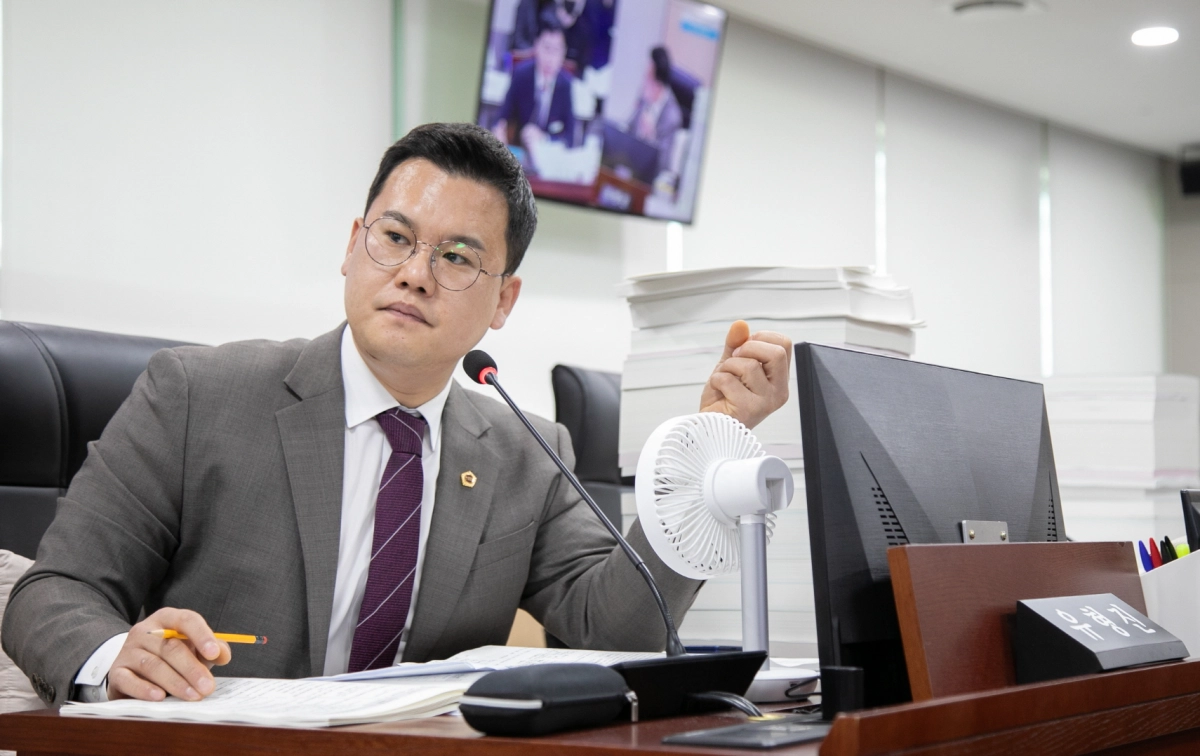 유형진 의원이 미래과학협력위원회 예산심의에서 질의하고 있다.(사진=경기도의회)