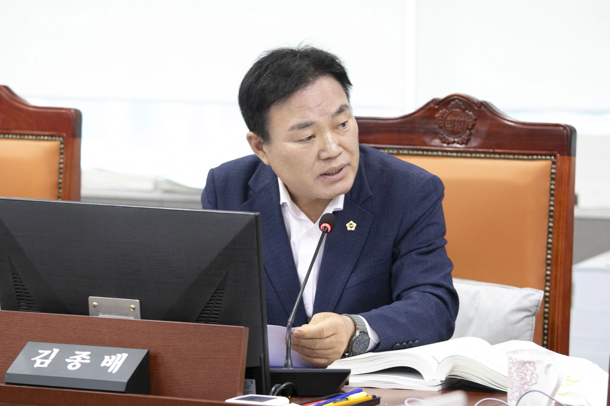 김종배 의원이 25일 2026년도 기후환경에너지국 예산 심사에서 질의하고 있다.(사진=경기도의회)