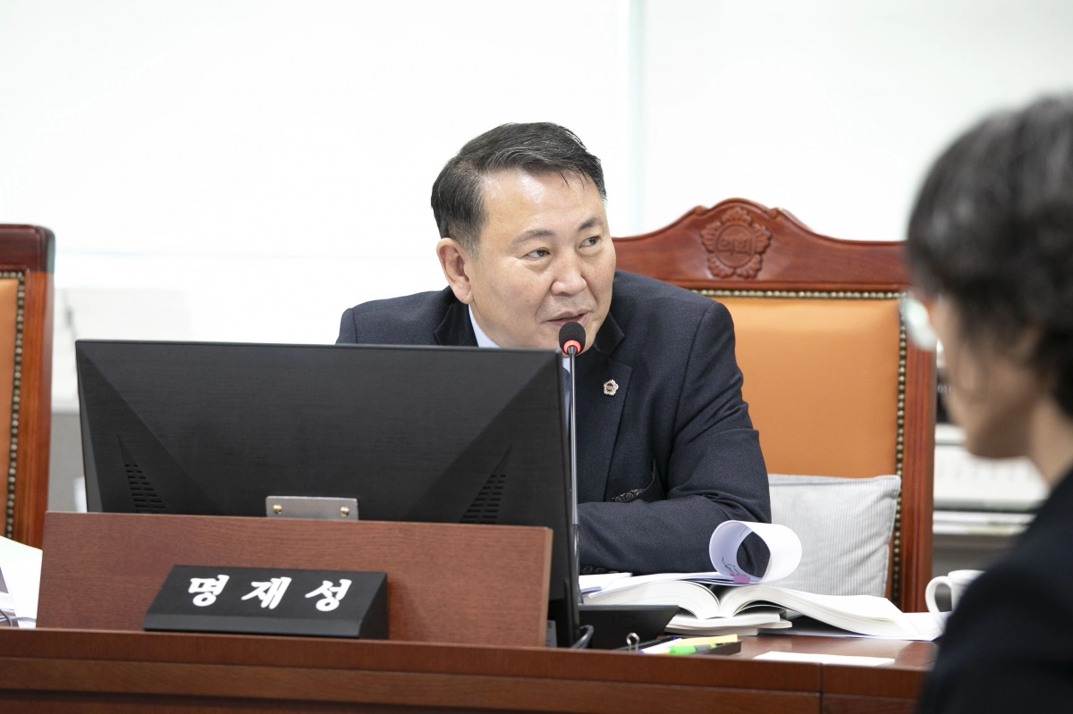 명재성 의원이 25일 기후환경에너지국 예산심사에서 질의하고 있다.(사진=경기도의회)