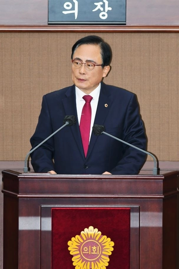 김형재 의원이 지난 18일 열린 서울시의회 제333회 정례회 시정질문에서 서울시 교통실장을 상대로 질의하고 있다.