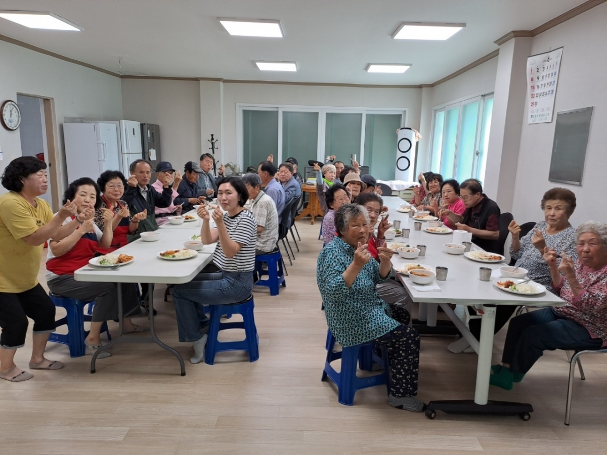제천지역 어르신들이 복지 매니저 도움을 받아 경로당에서 즐겁게 점심을 해결하고 있다. 제천시 제공.