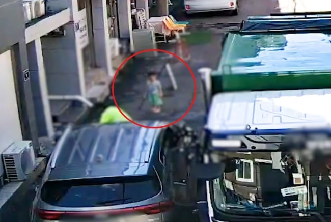 A군이 위험천만하게 도로를 활보하고 있는 모습. 군포경찰서 제공