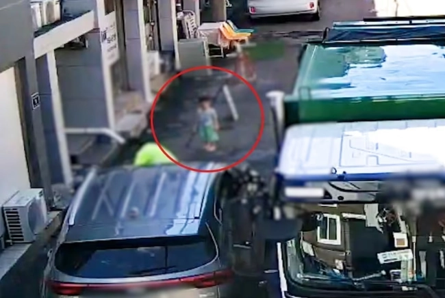 A군이 위험천만하게 도로를 활보하고 있는 모습. 군포경찰서 제공