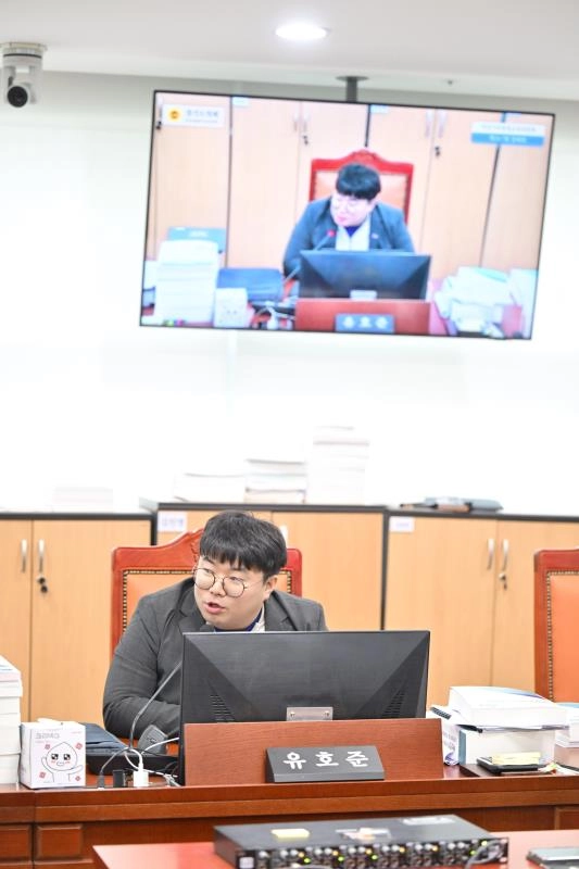 24일 여성가족국을 대상으로 하는 경기도의회 여성가족평생교육위원회의 예산심의에서 질의하고 있는 유호준 의원.(사진=경기도의회)