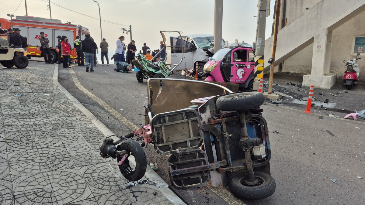 제주동부경찰서는 교통사고처리특례법 위반(치사상) 혐의로 긴급체포한 운전자 A(62)씨에 대해 구속영장을 신청했다. 사진은 지난 24일 우도 천진항에서 발생한 렌터카 승합차 사고 현장. 제주도소방안전본부 제공