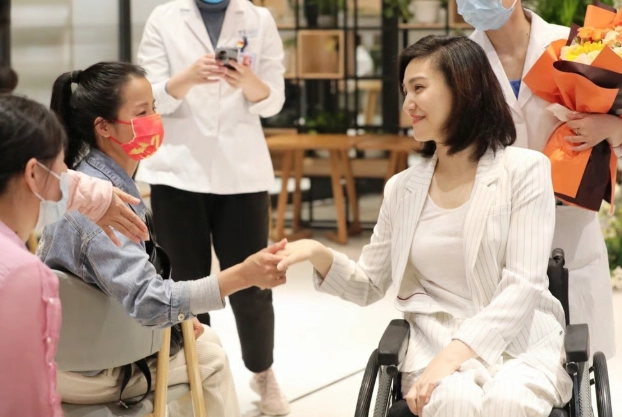 중국에서 갑작스러운 병으로 하반신이 마비되면서 방송계를 떠났던 여성이 휠체어를 타고 복귀해 최초의 ‘휠체어 진행자’가 된 사연이 알려져 화제가 되고 있다. 웨이보