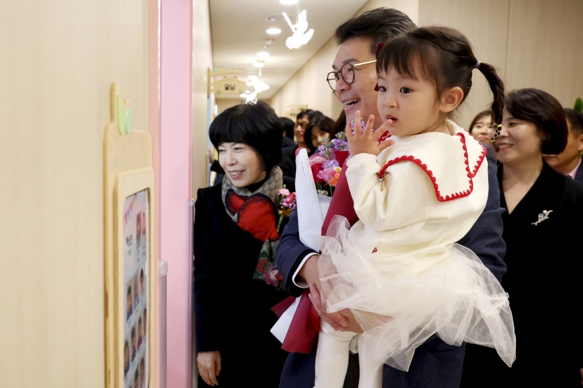 정원오 서울 성동구청장이 아이와 함께 있는 모습. 성동구 제공