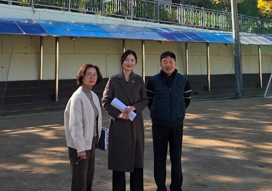 신암중 스탠드 및 렉산 개선 모습-학교를 방문한 김혜지 서울시의원(가운데)과 박병권 교장(오른쪽 첫 번째)