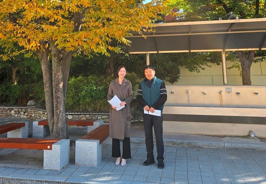 신암중 학교환경개선사업으로 벤치를 교체했다. 왼쪽부터 김혜지 서울시의원, 박병권 교장