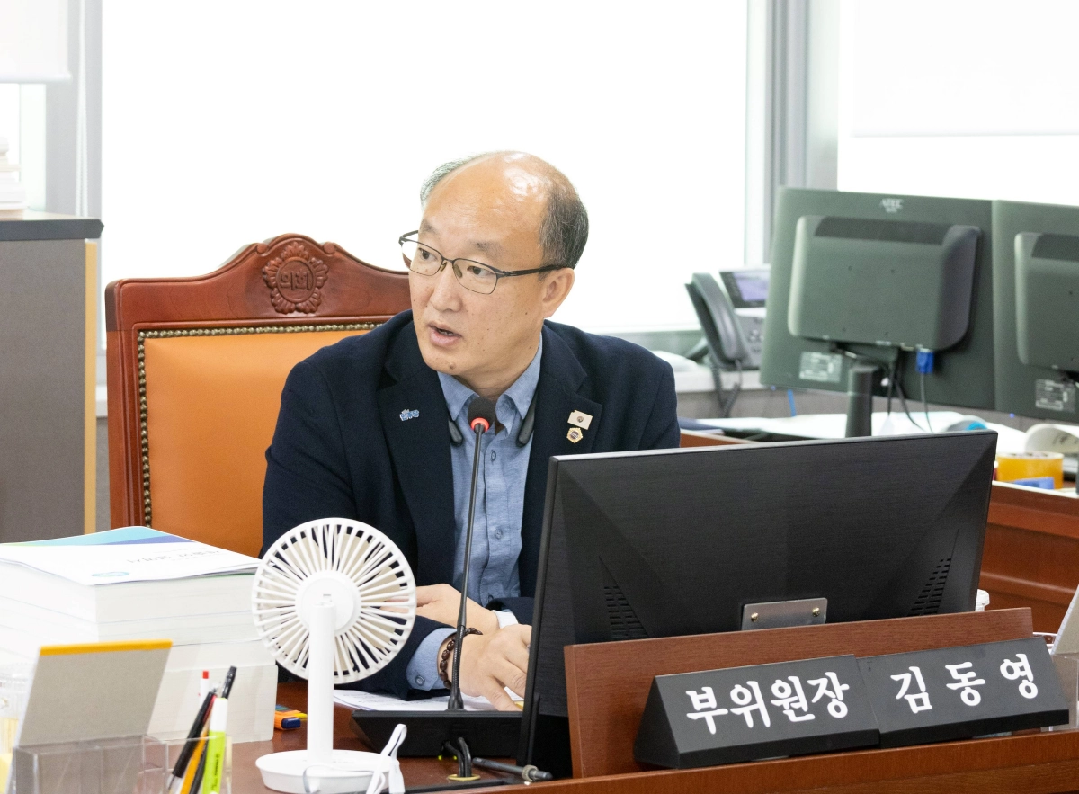 김동영 의원이 25일 철도항만물류국 소관 2025년 제3회 추가경정예산 및 2026년 본예산안 심의에서 질의하고 있다.(사진=경기도의회)