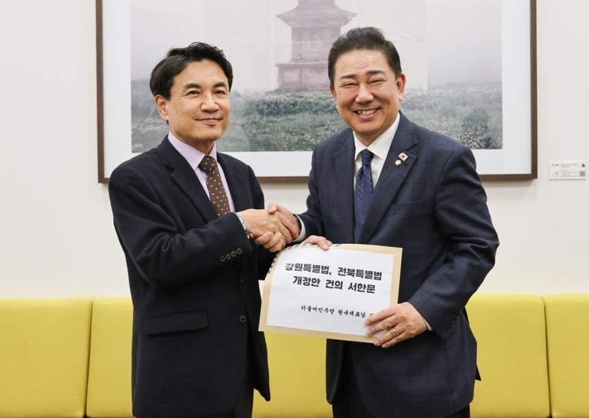 김진태(사진 왼쪽) 강원지사는 24일 국회를 찾아 김병기 더불어민주당 원내대표에게 강원특별법 3차 개정안 통과를 촉구했다. 강원도 제공