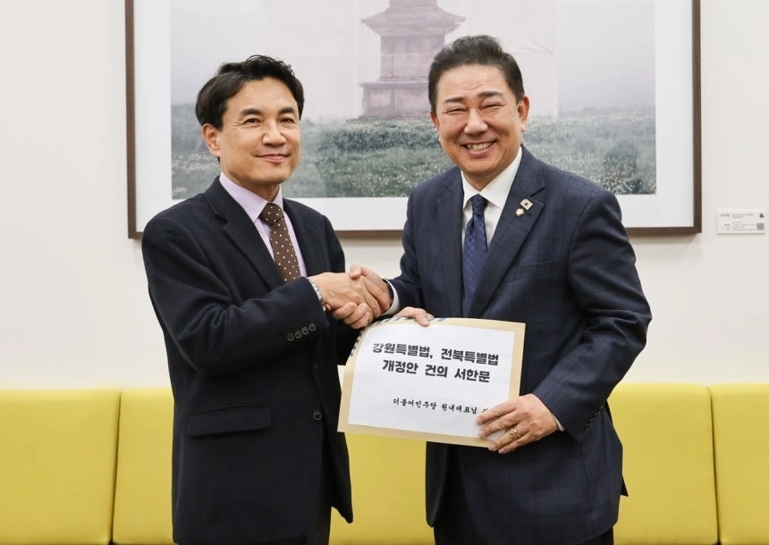 김진태(사진 왼쪽) 강원지사는 24일 국회를 찾아 김병기 더불어민주당 원내대표에게 강원특별법 3차 개정안 통과를 촉구했다. 강원도 제공