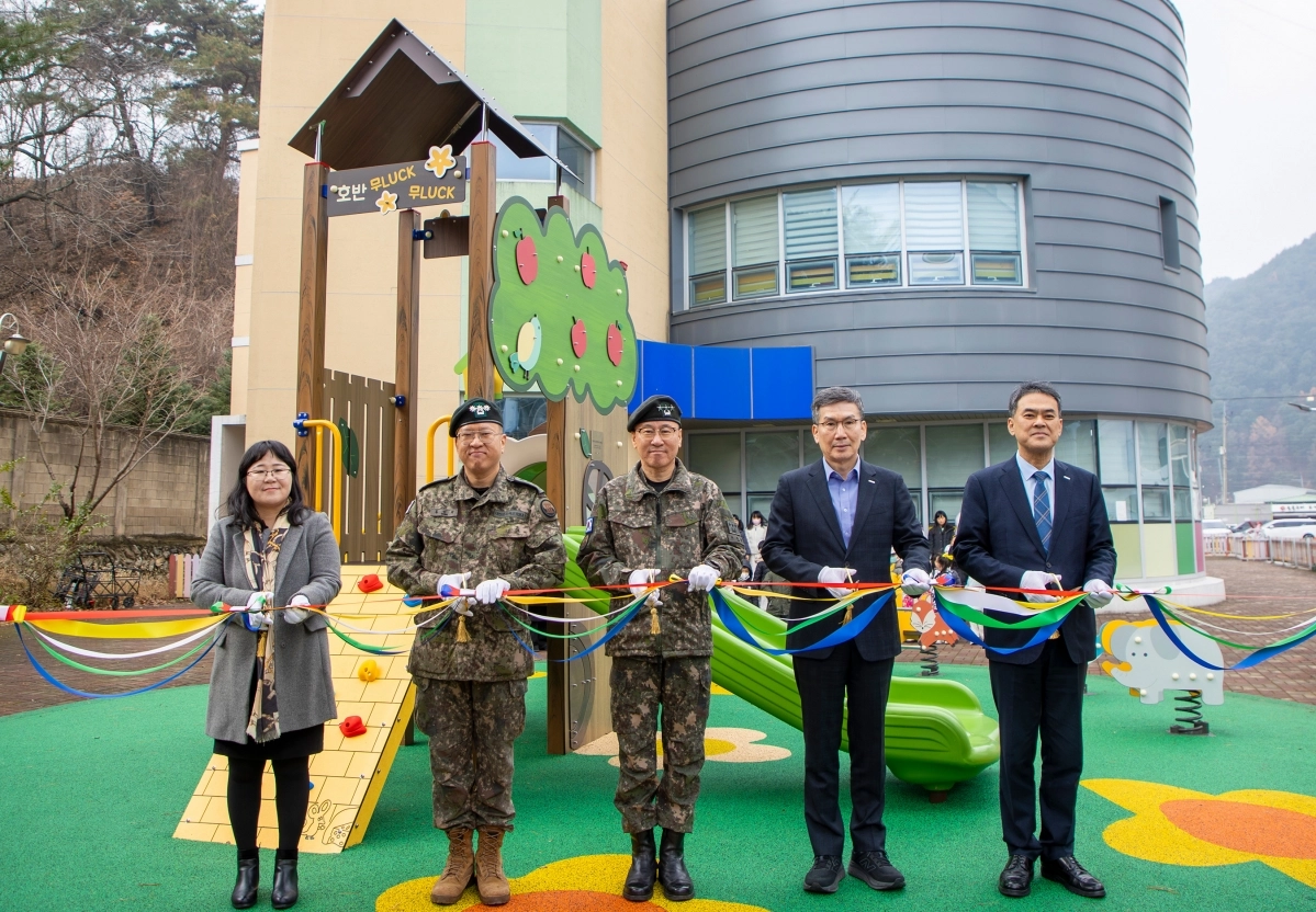 문갑(오른쪽 두 번째) 호반건설 경영부문 대표와 이상렬(세 번째) 육군 3군단장 등이 26일 강원 인제군 육군 3군단 어린이집에서 열린 ‘호반 무럭무럭 놀이터’ 전달식에서 기념 촬영을 하고 있다. 호반그룹 제공
