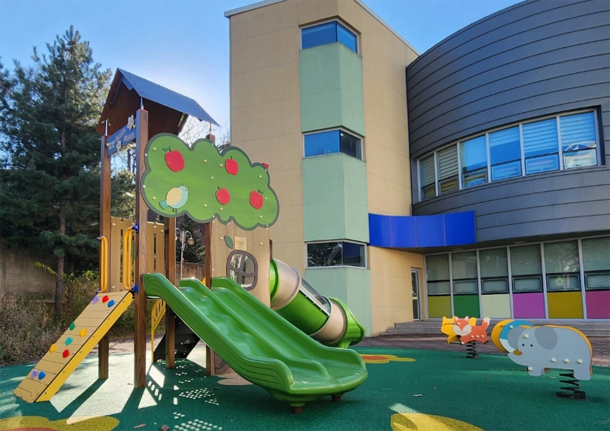 새롭게 단장한 강원 인제군 육군 3군단 어린이집의 ‘호반 무럭무럭 놀이터’ 전경. 호반그룹 제공