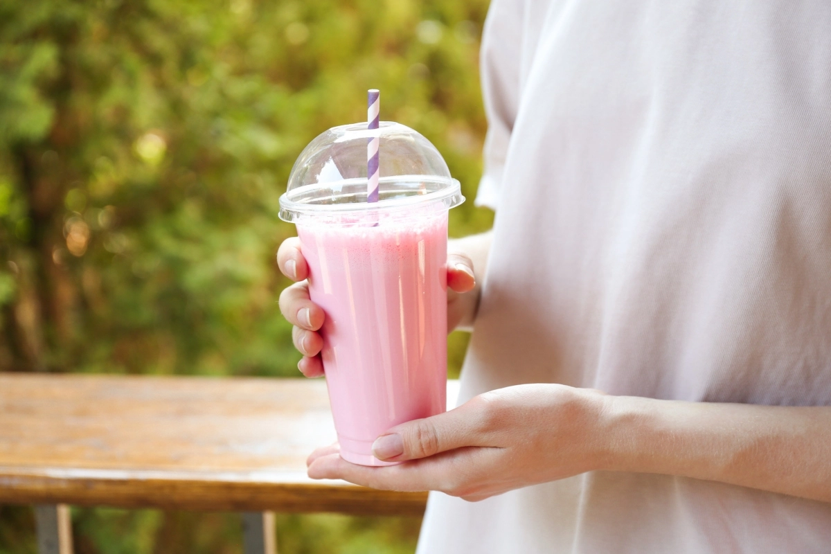밀크셰이크를 들고 있는 모습. 123rf