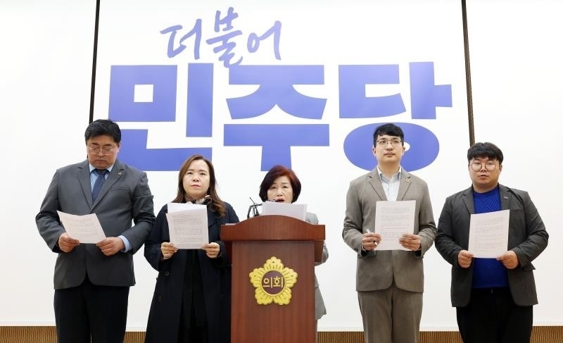 경기도의회 여성가족평생교육위원회 소속 민주당 의원들은 24일 운영위원회 파행 사태와 관련해 양우식(국민의힘) 운영위원장의 즉각 사퇴와 징계를 요구했다. (경기도의회 제공)