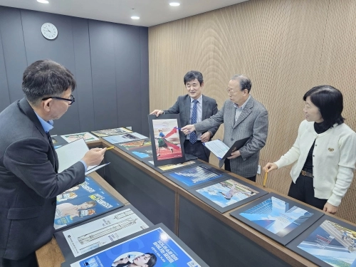 조병량(한양대 광고홍보학부 명예교수·왼쪽 세 번째) 서울광고대상 심사위원장과 김병희(서원대 광고홍보학과 교수·왼쪽 두 번째) 등 심사위원들이 지난 18일 서울 중구 프레스센터에서 열린 제31회 서울광고대상 심사를 하고 있다.